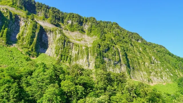 称名滝へ向かう途中で出会える「悪城の壁」