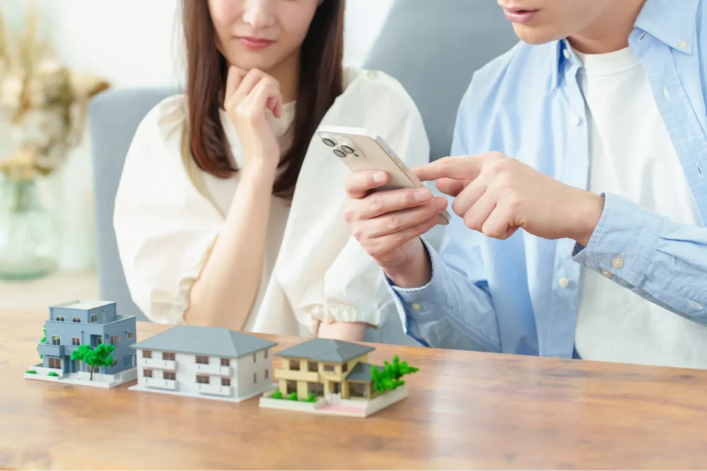 セミオーダー住宅のデメリットを考えている様子