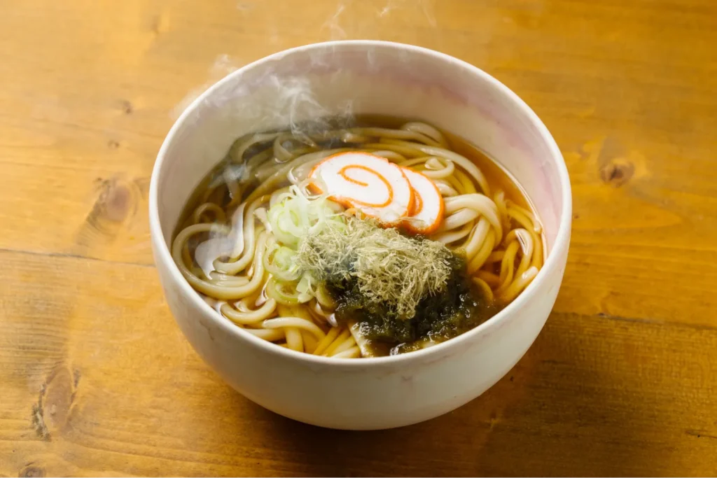 巻きかまぼこを薄くスライスして載せたうどん